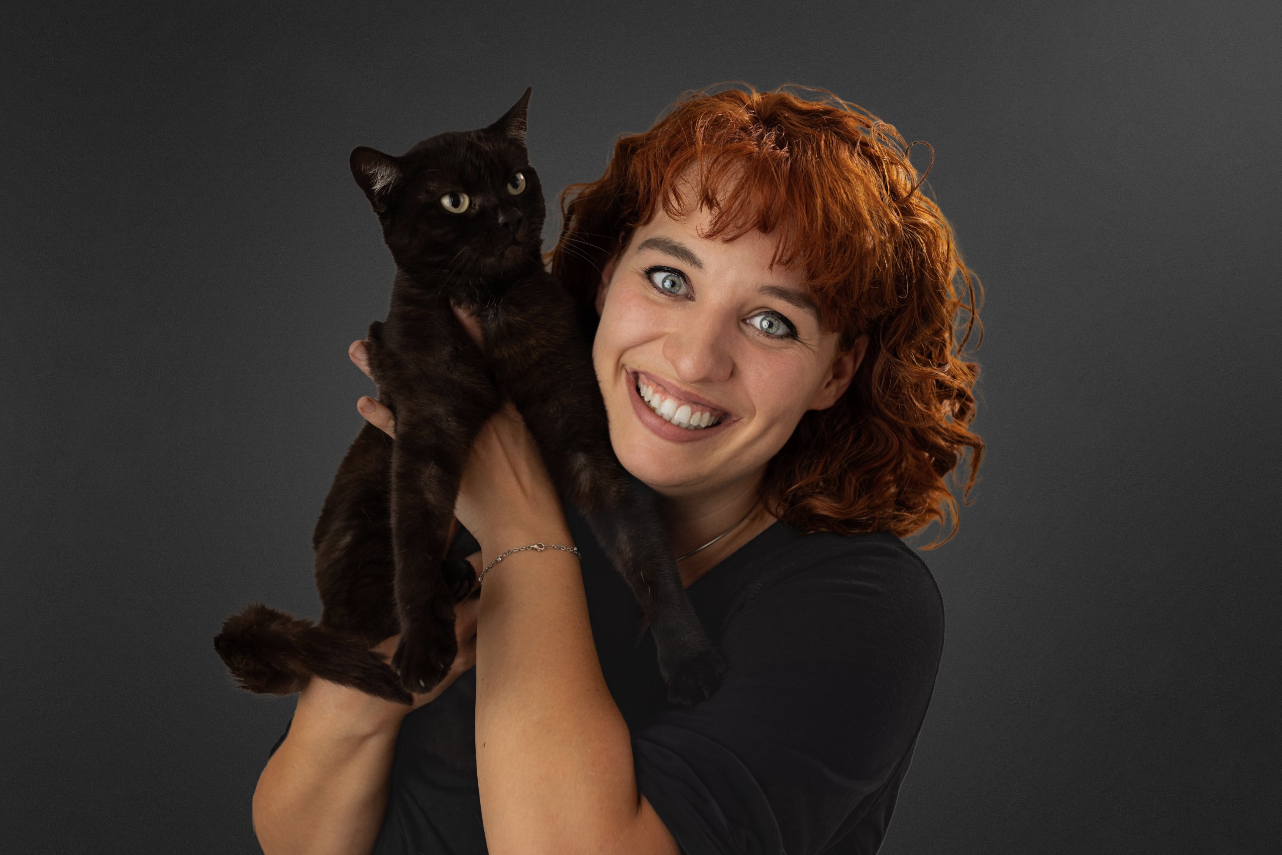 Stephanie Brand mit einer schwarzen Katze auf dem Arm
